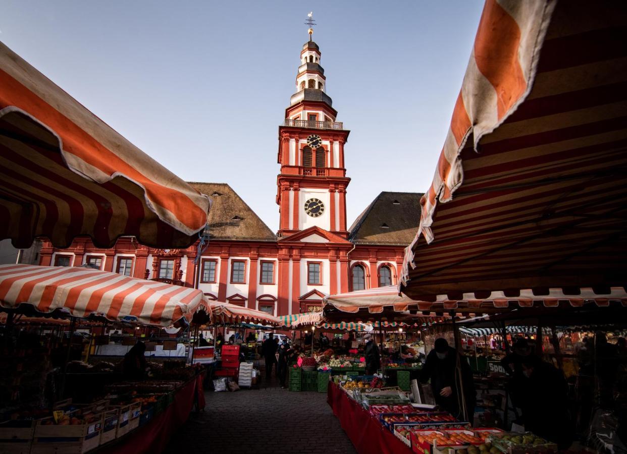Hostel Mannheim MHG Exterior foto The Christmas market in front of the church