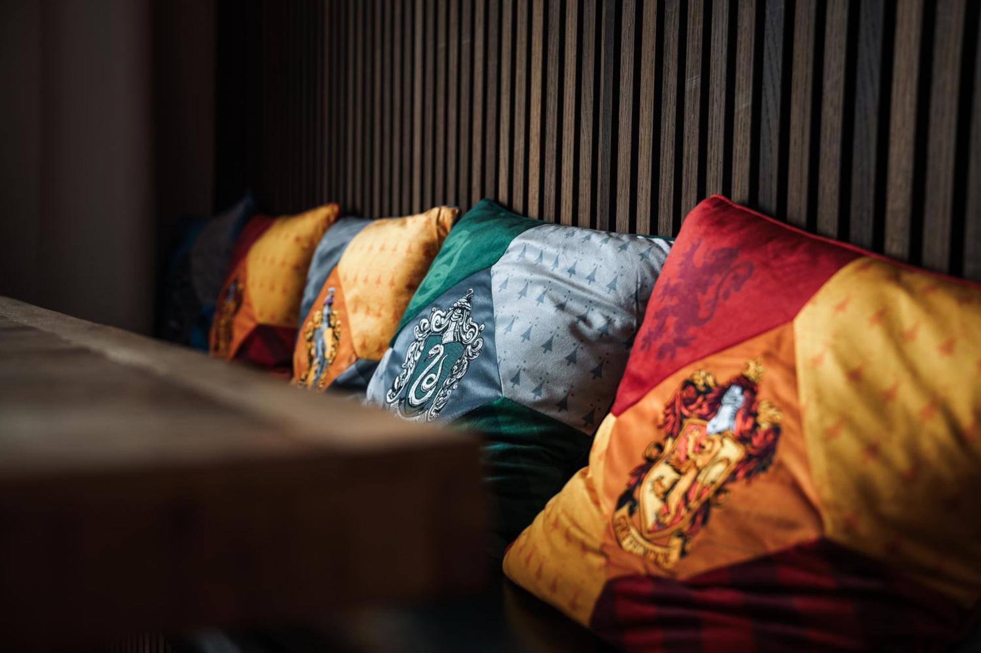 Hostel Mannheim MHG Exterior foto Pillows with the coats of arms of the four houses