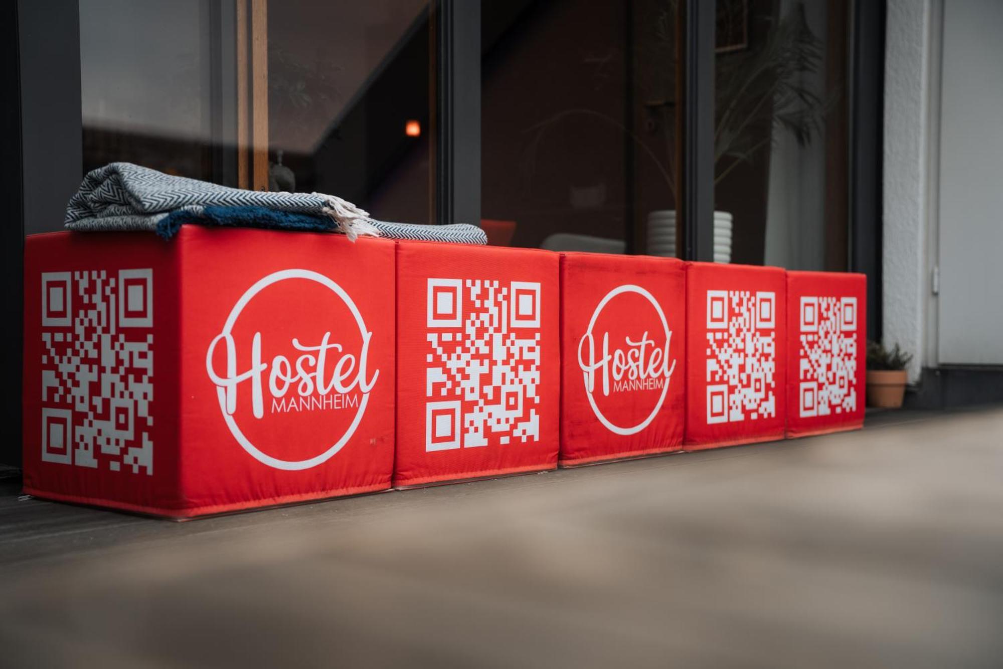 Hostel Mannheim MHG Exterior foto QR codes on a bench